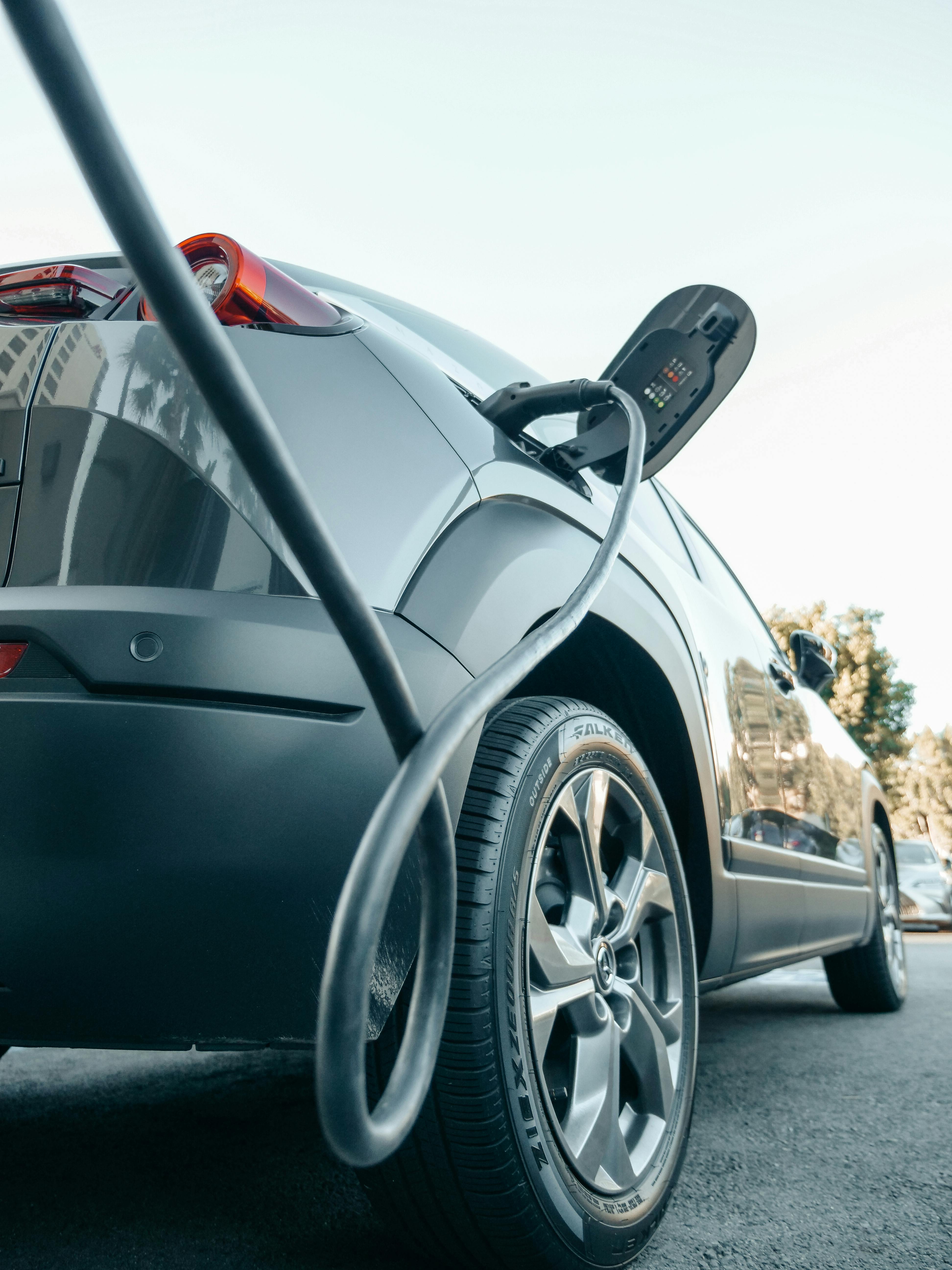 Cargador de vehículo eléctrico en uso